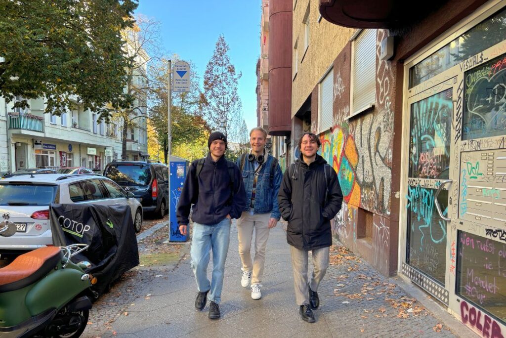 Tim, Oliver und Sean spazieren durch eine Straße in Berlin
