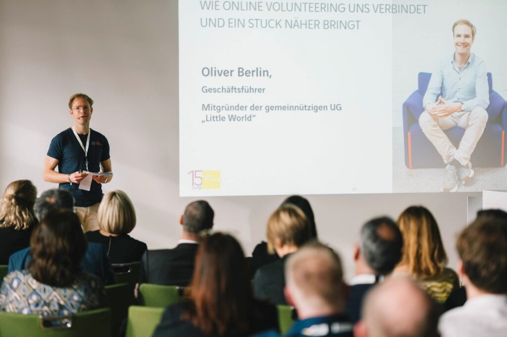 Oliver bei seiner Präsentation von Little World 