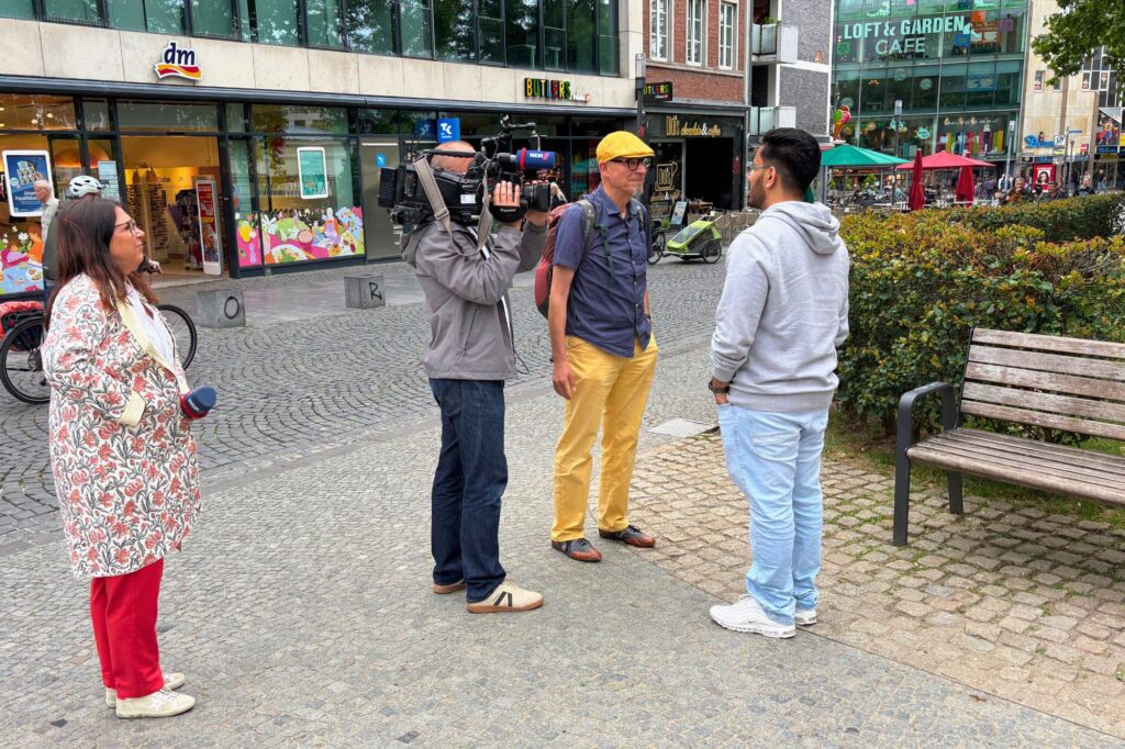 Helmut und Kunal werden bei ihrem ersten Treffen gefilmt