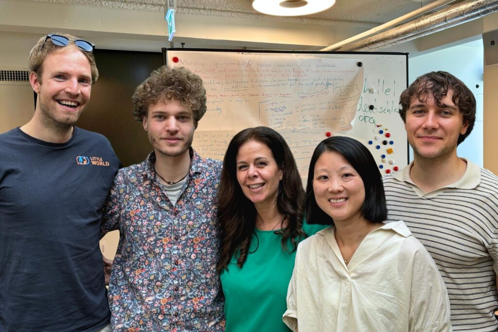 Oliver, Tim, Melina, Juliane und Sean vor einerm dicht beschriebenen Flipchart